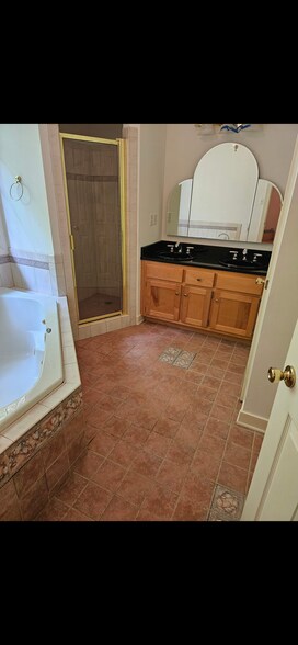 Master Bath - Tile Flooring - 4924 Lippingham Dr