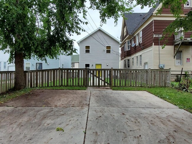 Building Photo - 2010 N 41st St