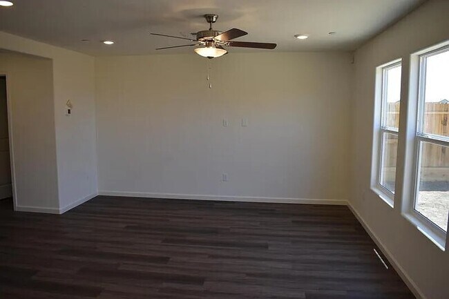 Building Photo - 736 Athena Dr