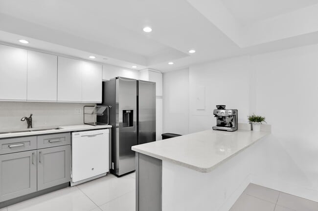 Building Photo - 1000 NE Quayside Terrace