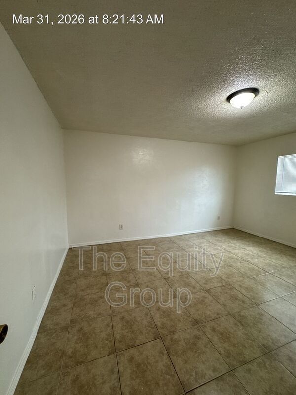 Building Photo - 527 S Garden St