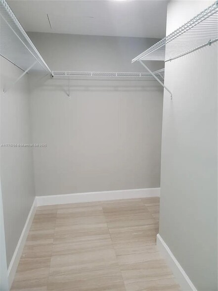 Building Photo - 950 Brickell Bay Dr