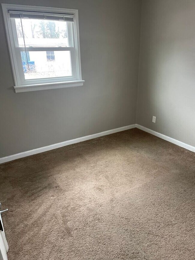 Building Photo - 3 Bedroom Ranch | Modern Updates & Natural Light