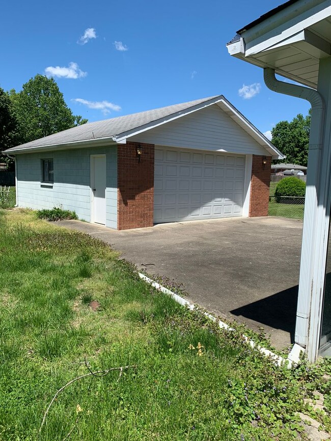 Building Photo - Updated home in Shively