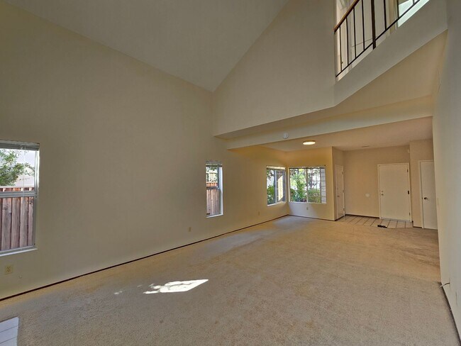 Building Photo - Large 4 bed/2.5 bath home with vaulted cei...