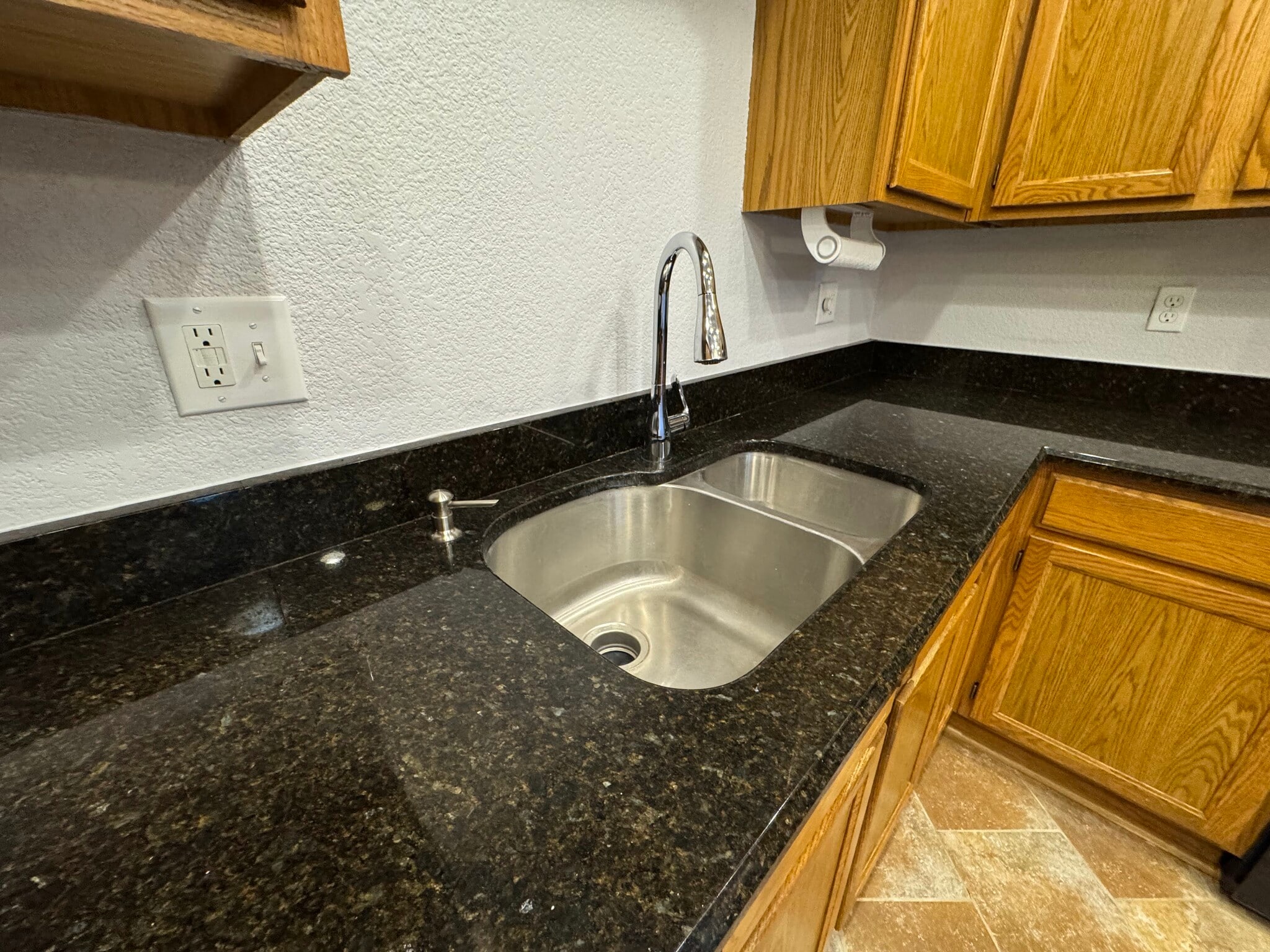 Kitchen 2 Granite Counters - 5510A TOWNSEND PL