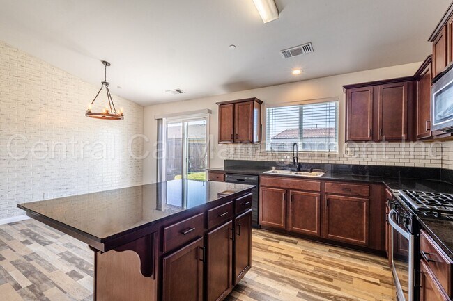 Building Photo - 3 Bedroom/2 Bath Home in Tyner Ranch - $22...