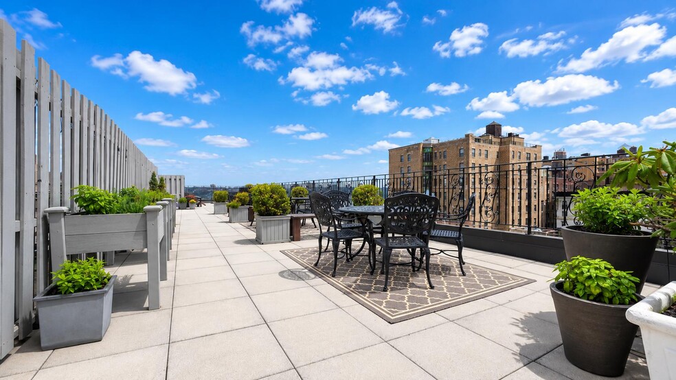 Building Photo - 310 W 97th St