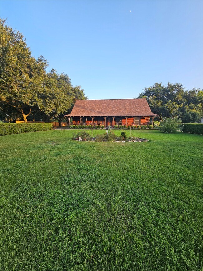 Building Photo - 2612 Primrose Dr
