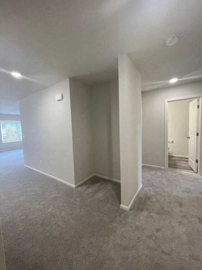 Building Photo - 4 bedrooms + BONUS ROOM And 2.5 baths Tumw...