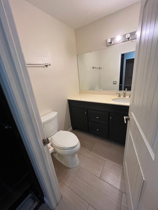 Building Photo - Darling 2+2 Condo W/Views + Amenities in g...