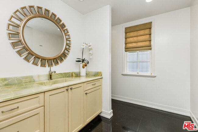 Building Photo - 709 N Maple Dr