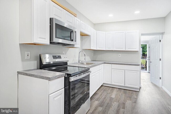 Building Photo - 565 Line St