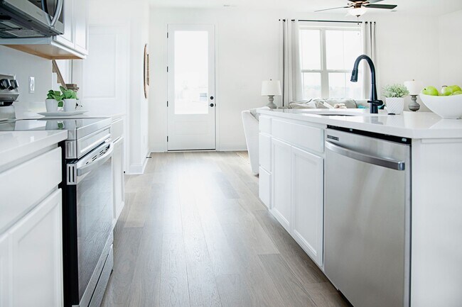 Building Photo - NEWLY RENOVATED with Washer and Dryer Incl...