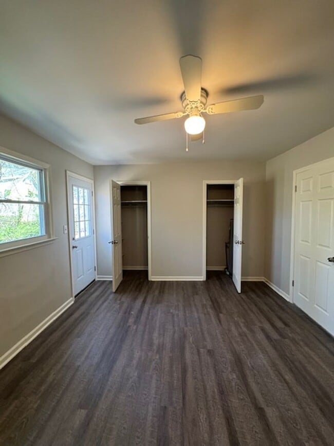 Building Photo - End Unit of Tri-Plex - in downtown Greer - 1 BD, 1 full BA, Nice Size Den, Kitchen with new appli...