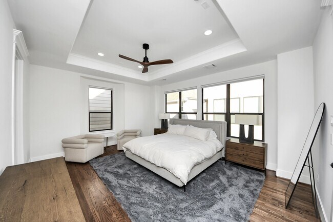 Building Photo - 916 W 20th St