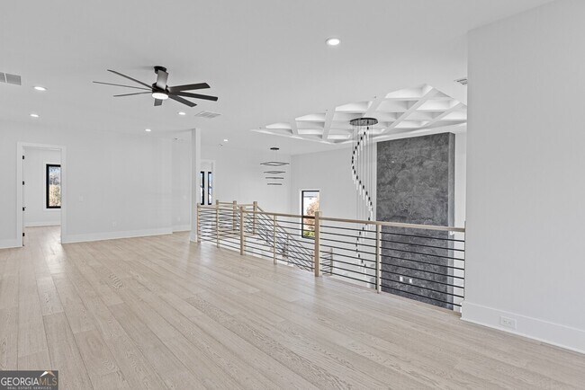 Building Photo - 555 Versailles Dr