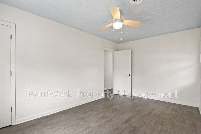 Building Photo - 3027 Azalea Dr