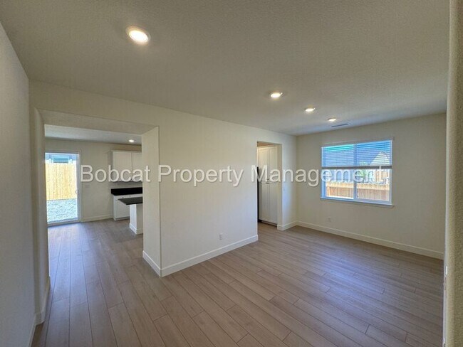 Building Photo - 1484 W Sunset Way