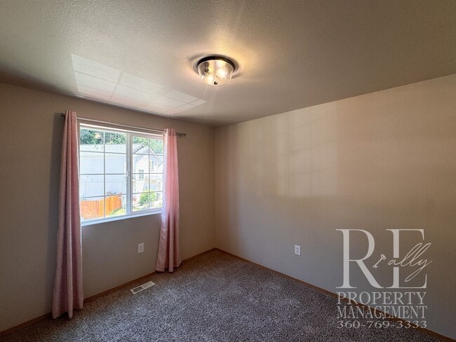 Building Photo - 2090 NE Green Glen Ln