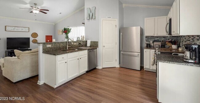 Building Photo - Charming 3 bedroom 2 bath ranch style home...