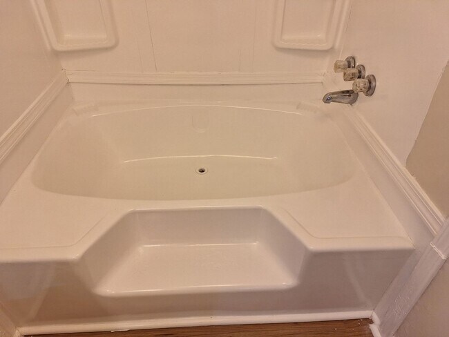 Building Photo - Country Living at its Best!!