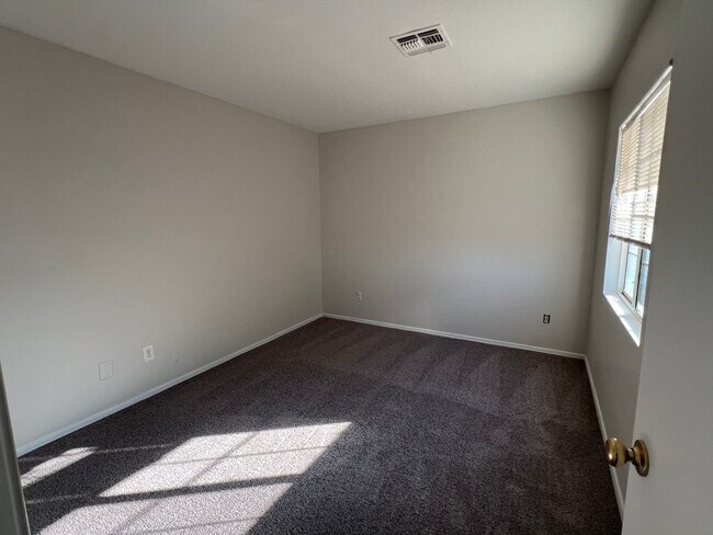 Building Photo - 1776 square foot 3 Bedroom home in El Mirage