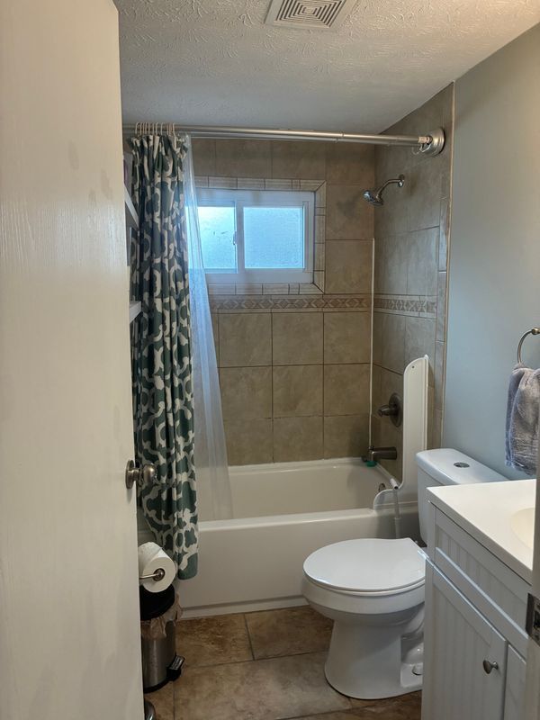 Building Photo - 744 Maplewood Ln