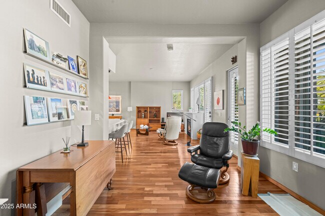 Building Photo - 17 W Vernon Ave