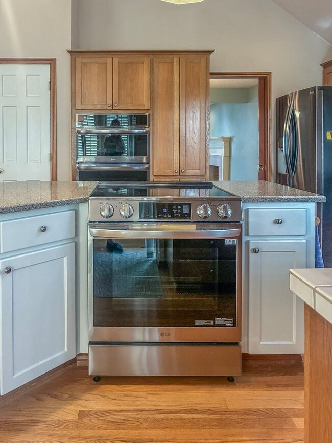 Building Photo - Arranmore 2 Bedroom with Den Available Now !