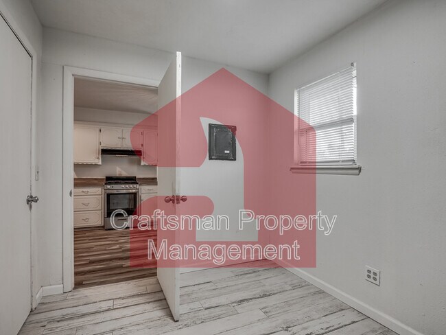 Building Photo - 224 W 5th St