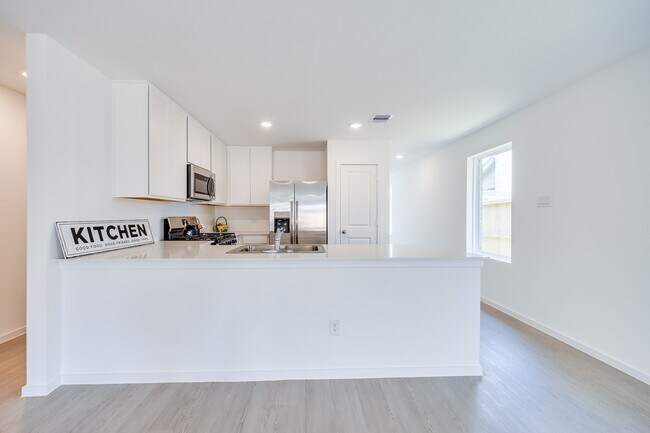Building Photo - 3009 fantasy Terrace Dr