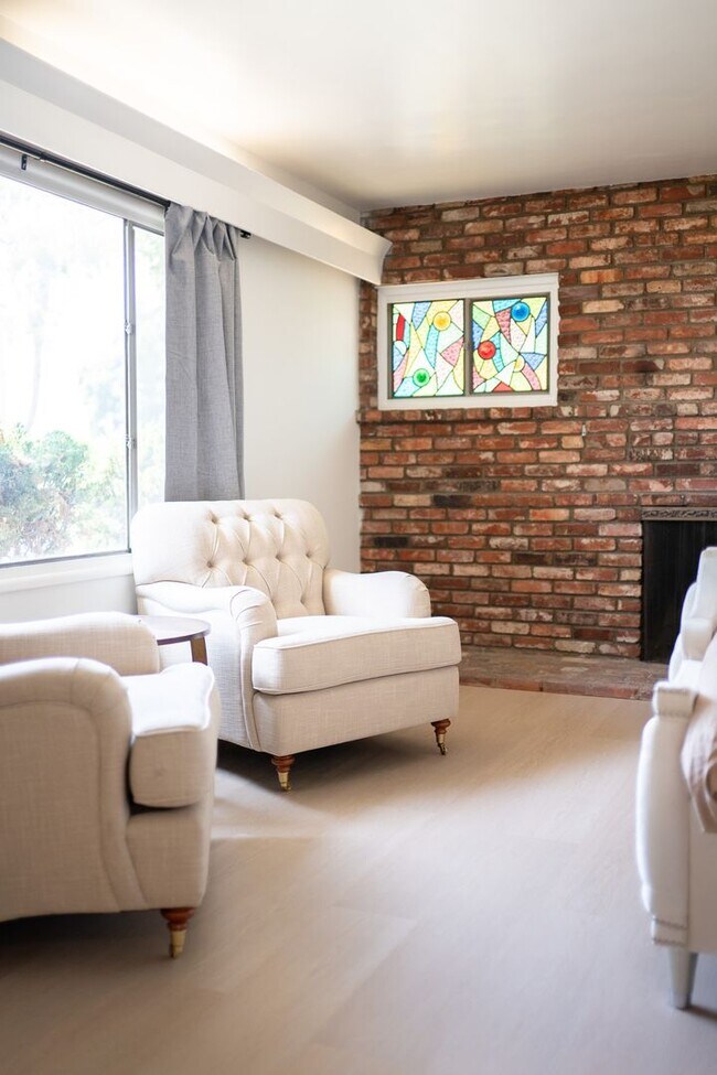 Primary Photo - Relaxing 4BR Family Home Near Attractions ...