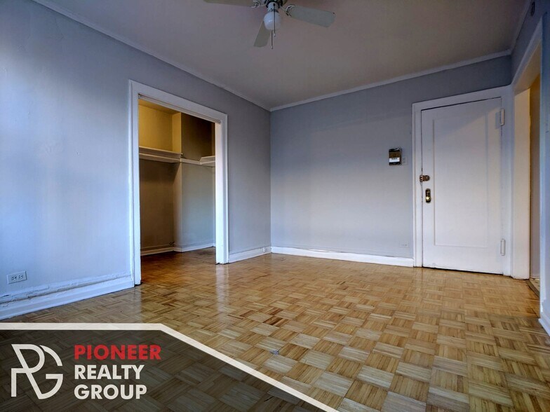 Building Photo - 711 W Belmont Ave