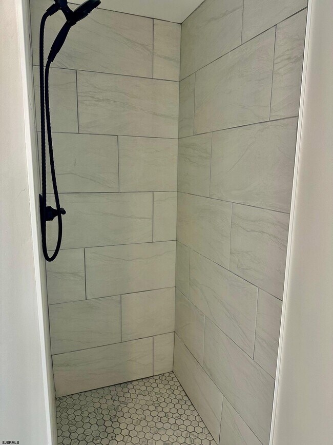 Building Photo - 1108 Dolphin Ave