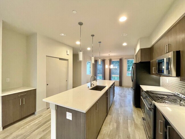 Building Photo - Great TownHome For Rent