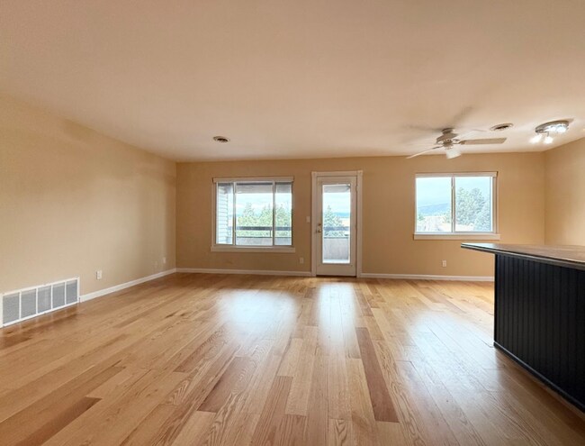 Building Photo - 6590 Delmonico Dr
