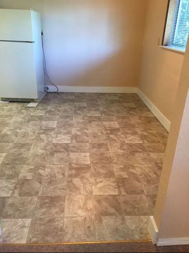 Building Photo - 2 bedroom 1 bath daylight basement unit in...