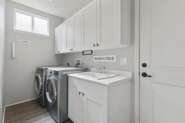 Building Photo - Bright 4-Bedroom Pet-Friendly Golf-Course ...