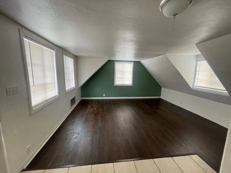 Building Photo - 1131 E Whiting Ave