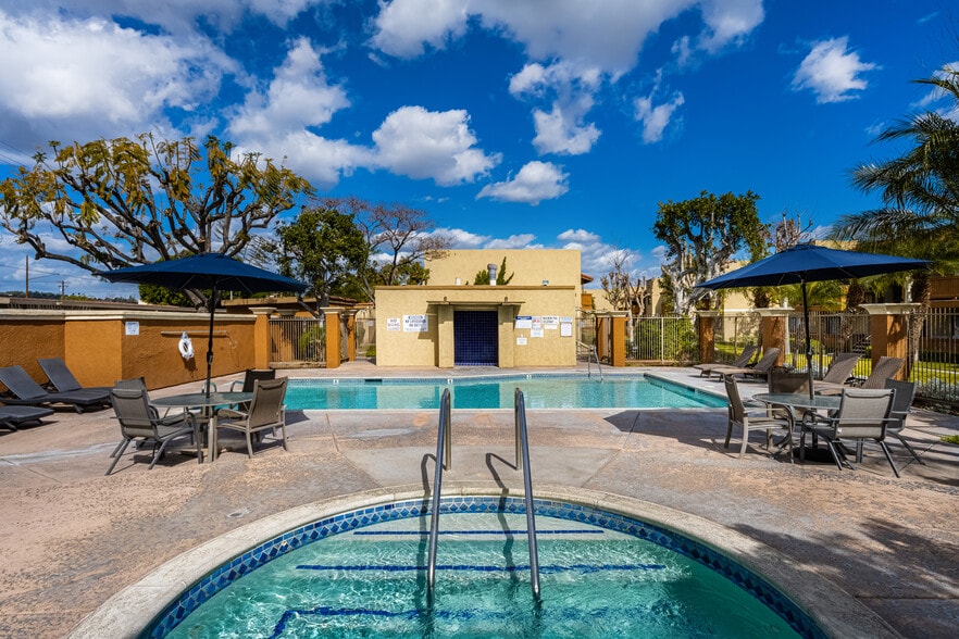 Building Photo - Las Flores Gardens Apartments