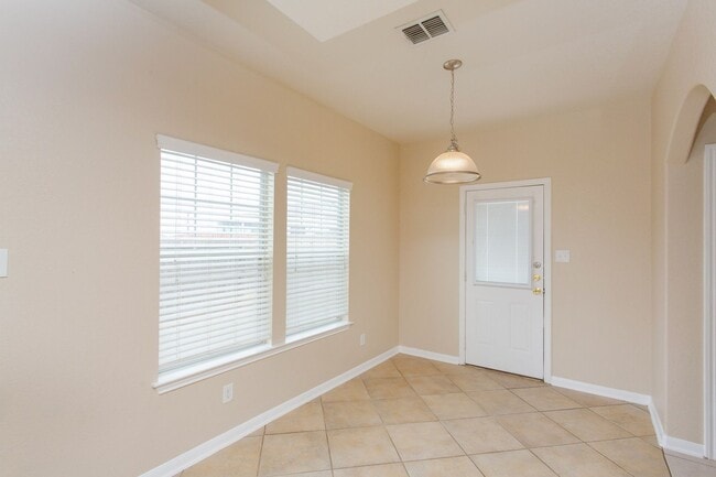 Building Photo - 3 bedroom Townhome in NW side for Rent! 50% off first months rent: November 2023 Special!