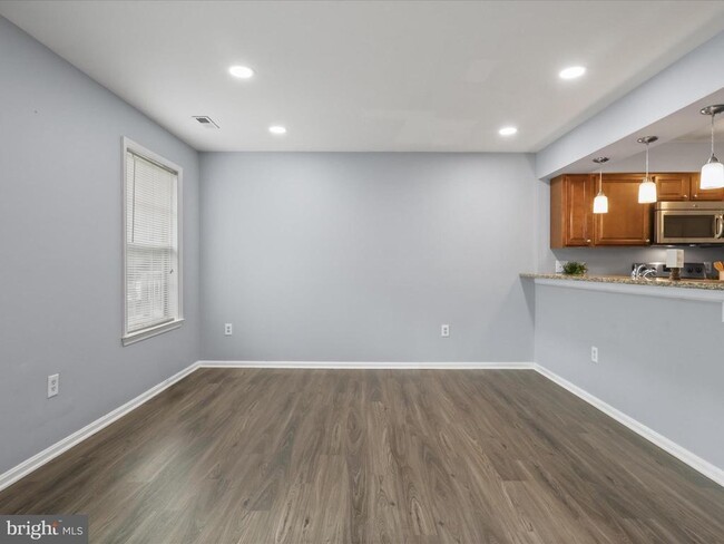 Building Photo - 303 Mayfair Pl