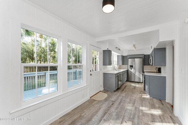 Building Photo - 1058 Beach Ave