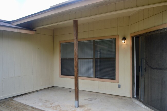 Building Photo - Charming 3 bed 2 bath with a converted gar...