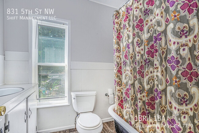 Building Photo - 831 5th St NW