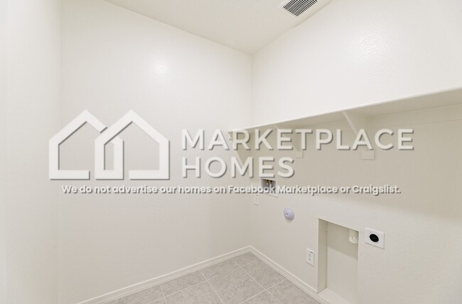 Building Photo - 4924 N 192nd Ln