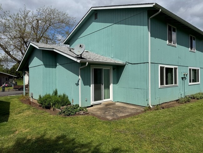 Building Photo - 2 bedroom 1.5 bathroom duplex in Springfield!