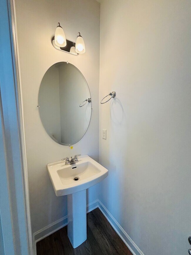 Building Photo - 3 Bedroom 2.5 Bath Townhouse