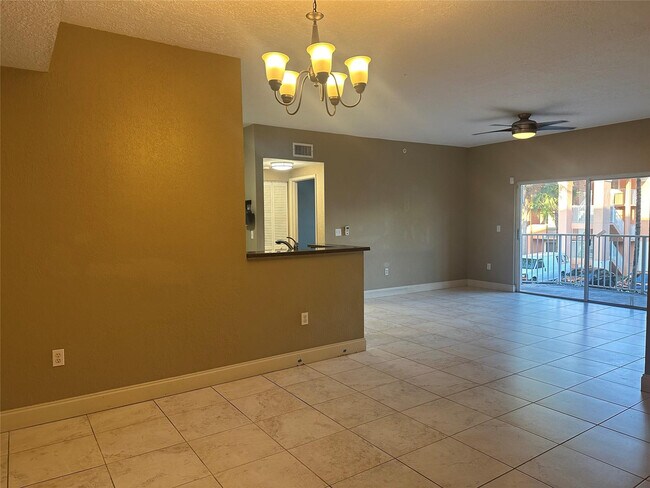 Building Photo - 6928 SW 39th St